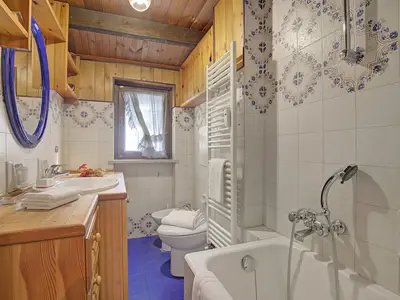 Badezimmer mit Badewanne