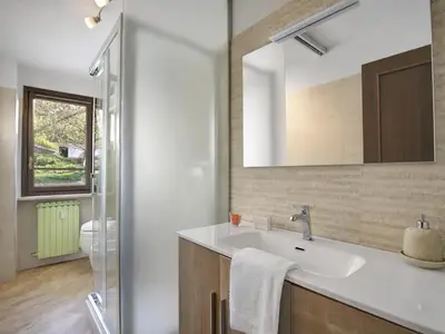 Badezimmer mit Dusche