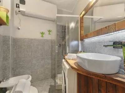 Badezimmer mit Dusche