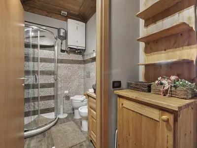 Badezimmer mit Dusche