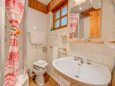 Badezimmer mit Dusche