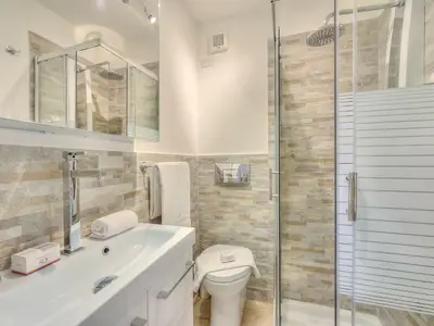 Badezimmer mit Dusche