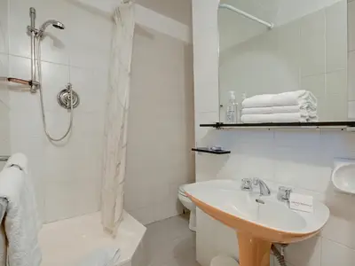 Badezimmer mit Dusche