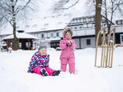 Spielende Kinder im Schnee