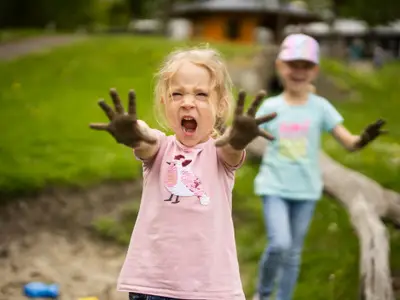 Lachendes Kind mit Matschhänden