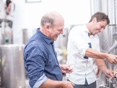 Winzer bei der kellerarbeit