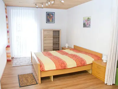Schlafzimmer mit Ausgang zur Terrasse