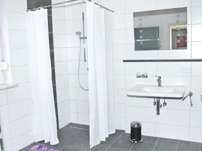 Bad mit begehbarer Dusche u. WC
