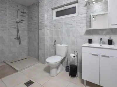 Badezimmer mit Dusche