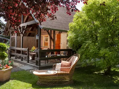 Hütten-Appartment mit Außenterrasse