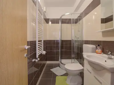 Badezimmer mit Dusche