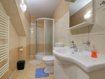 Badezimmer mit Dusche