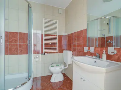 Badezimmer mit Dusche