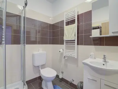 Badezimmer mit Dusche