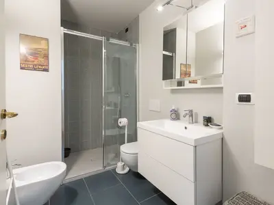 Badezimmer mit Dusche