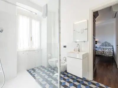 Badezimmer mit Dusche