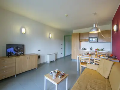 Wohnzimmer mit Küche und Esstisch Blick