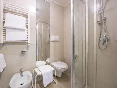 Badezimmer mit Dusche Blick
