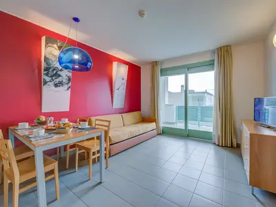 Wohnbereich mit Schlafsofa und Balkonblick