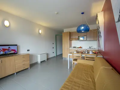 Wohnzimmer mit Küche und Esstisch Blick