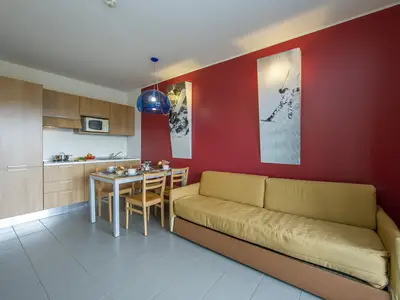 Wohnzimmer mit Küche und Esstisch Blick