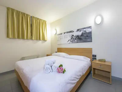 Schlafzimmer mit Doppelbett