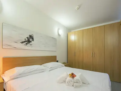 Zweibettzimmer mit Blick auf den Kleiderschrank