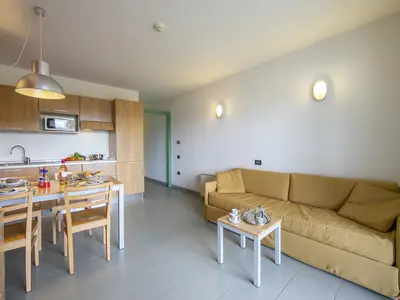 Wohnzimmer mit Küche und Esstisch Blick