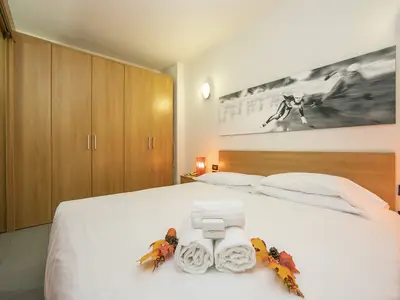 Zweibettzimmer mit Blick auf den Kleiderschrank