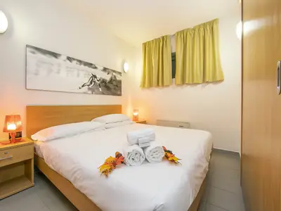 Schlafzimmer mit Doppelbett