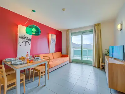 Wohnbereich mit Schlafsofa und Balkonblick