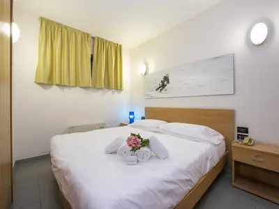 Schlafzimmer mit Doppelbett