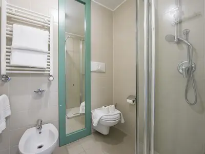 Badezimmer mit Dusche Blick