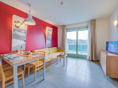 Wohnbereich mit Schlafsofa und Balkonblick