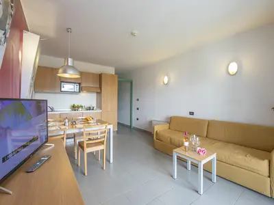 Wohnzimmer mit Küche und Esstisch Blick
