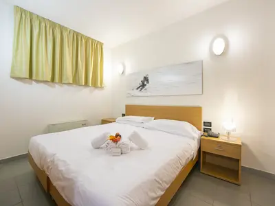 Schlafzimmer mit Doppelbett