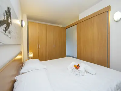 Zweibettzimmer mit Blick auf den Kleiderschrank