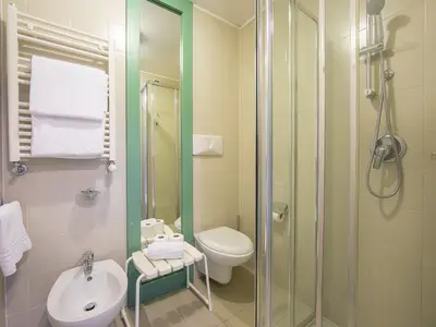 Badezimmer mit Dusche Blick