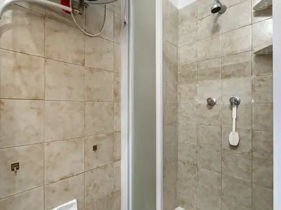 Badezimmer mit Dusche