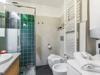 Badezimmer mit Dusche