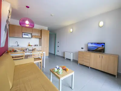 Wohnzimmer mit Küche und Esstisch Blick