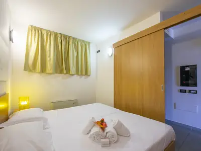 Schlafzimmer mit Doppelbett