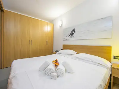 Zweibettzimmer mit Blick auf den Kleiderschrank