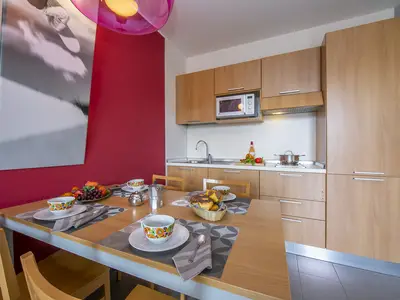 Blick auf Esstisch und Küche