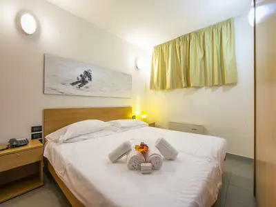 Schlafzimmer mit Doppelbett