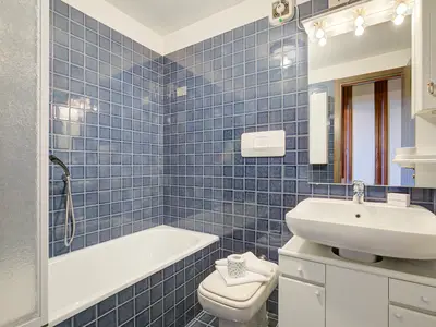 Badezimmer mit Badewanne