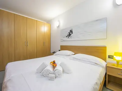 Zweibettzimmer mit Blick auf den Kleiderschrank