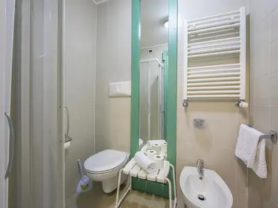 Badezimmer mit Blick auf die Dusche