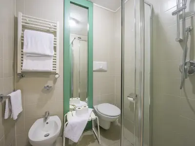 Badezimmer mit Dusche Blick