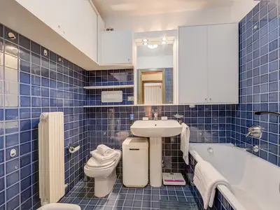 Badezimmer mit Badewanne